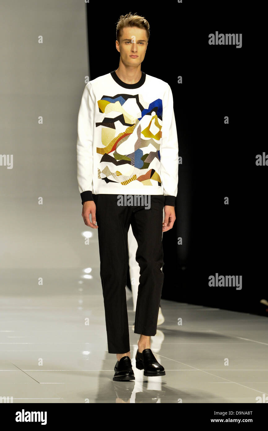 Milan, Italie. 23 Juin, 2013. Un modèle sur le podium lors de la présentation de l'Iceberg Mens collection printemps été 2013 à la Fashion Week de Milan. Credit : Gaetano Piazzolla/Alamy Live News Banque D'Images