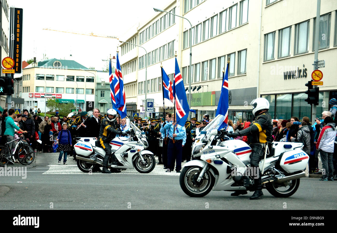 La Journée nationale de l'Islande sur les motocyclistes de la police de contrôler le trafic pour permettre un Scout parade pour mars dans le centre-ville de Reykjavik Banque D'Images