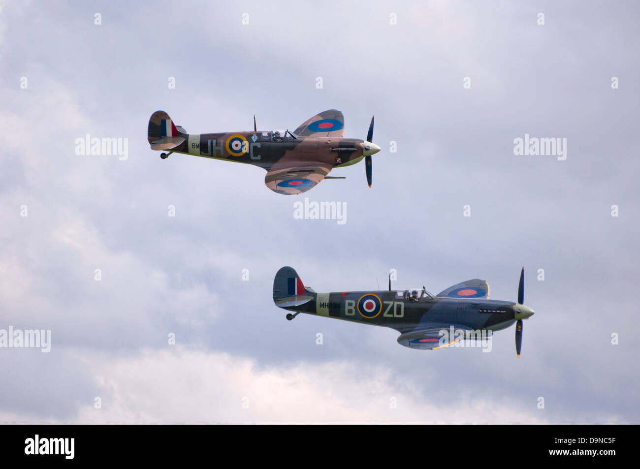 Deux Supermarine Spitfire Mk.5 aéronefs volant en formation. Banque D'Images