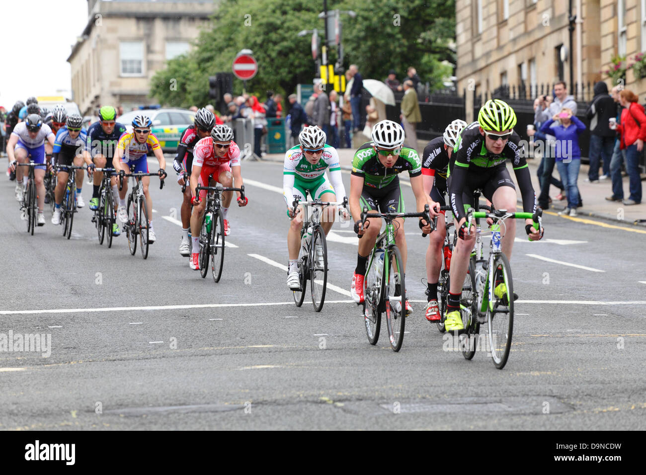 West George Street, Glasgow, Écosse, Royaume-Uni, dimanche 23 juin 2013. Championnat de course de randonnée cycliste britannique - Riders dans la course de route masculine dans le centre-ville Banque D'Images