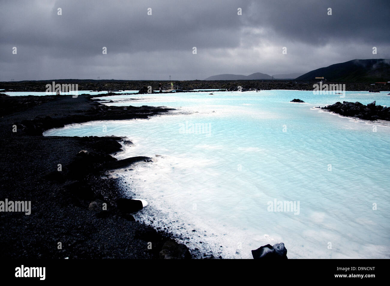 Vue de l'Islande en premier la péninsule de Reykjanes est la dramatique Black lava-tranchant l'eau turquoise du lagon bleu Banque D'Images