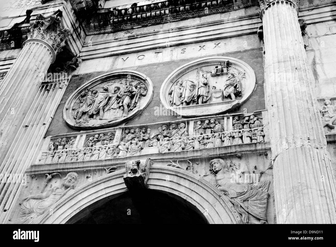 L'arc de Constantin, près de Colisée. La photographie monochrome. Banque D'Images