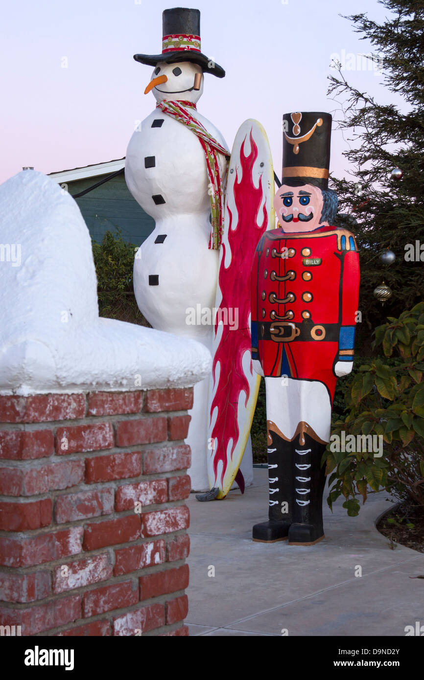 Frosty the Snowman et Casse-noisettes sur un toit haut Banque D'Images