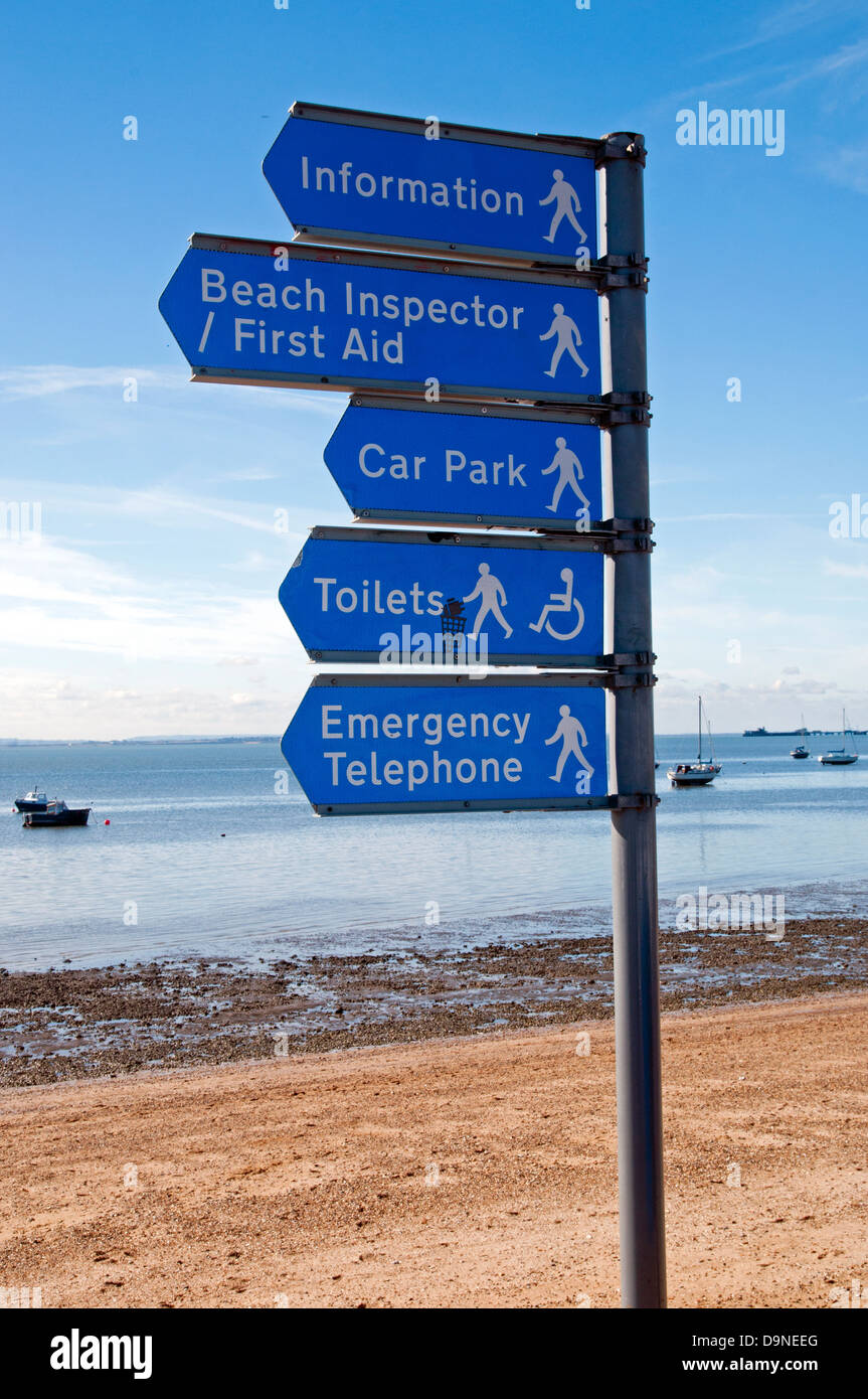 Vues front montrant des cabines de plage , sable, mer et ciel bleu Banque D'Images