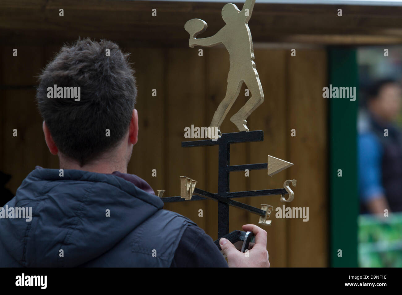London Wimbledon. UK. 23 Juin, 2013. Un homme est titulaire d'une girouette d'un joueur de tennis de Wimbledon, se prépare à accueillir les visiteurs et fans de la tennis championships 2013 : Crédit amer ghazzal/Alamy Live News Banque D'Images