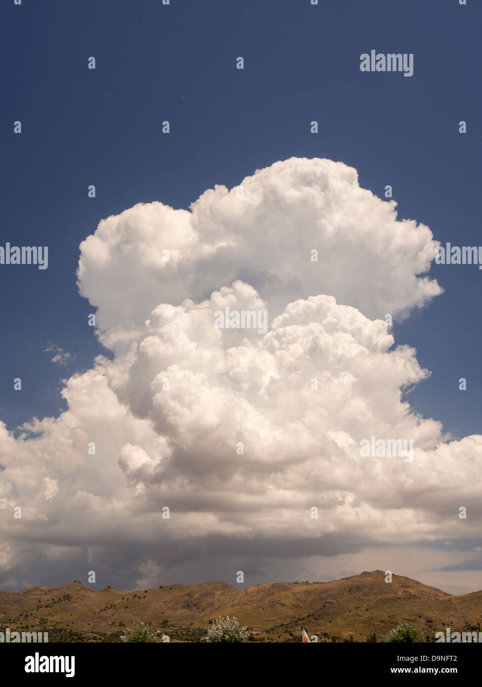 Une accumulation de cellules thunder cumulo nimbus nuages sur Lesbos, Grèce. Banque D'Images