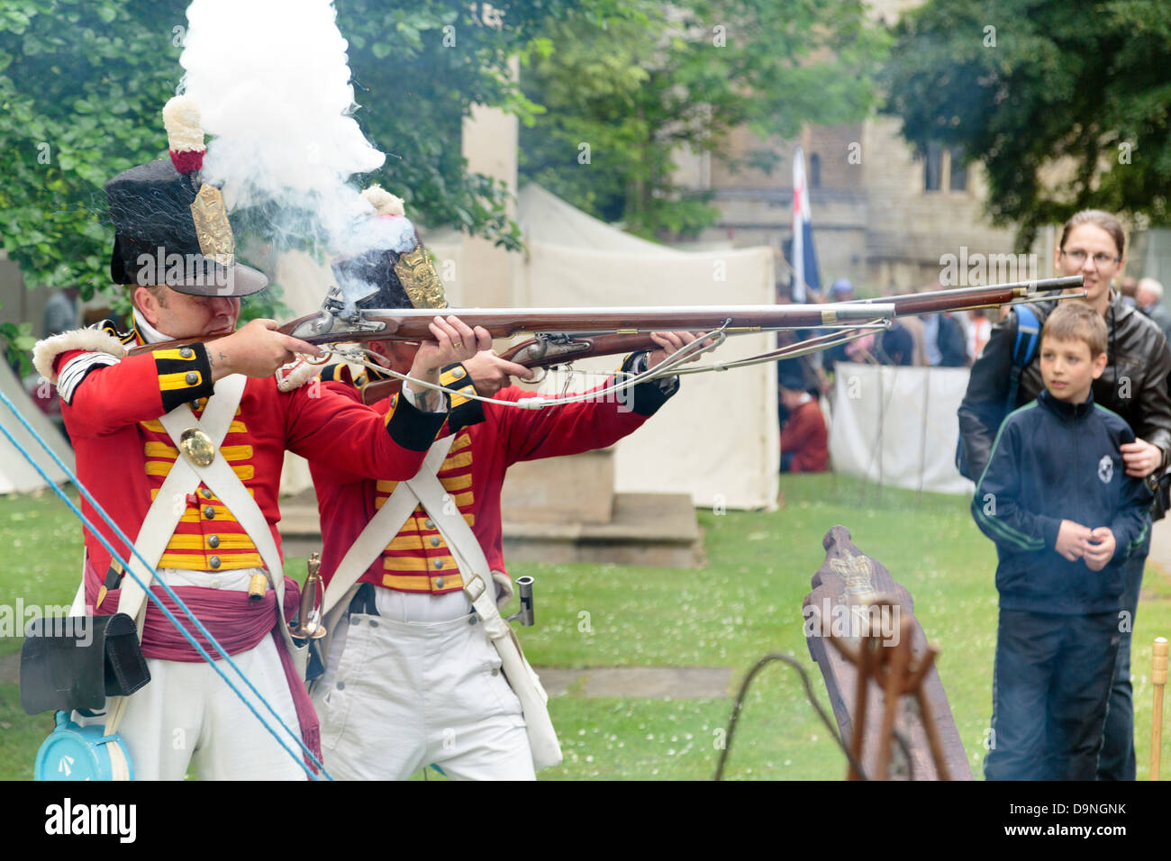 Reconstitution d'une scène de la guerre civile anglaise, qui tiraient leurs canons, Peterborough Heritage Festival 22 juin 2013, en Angleterre Banque D'Images