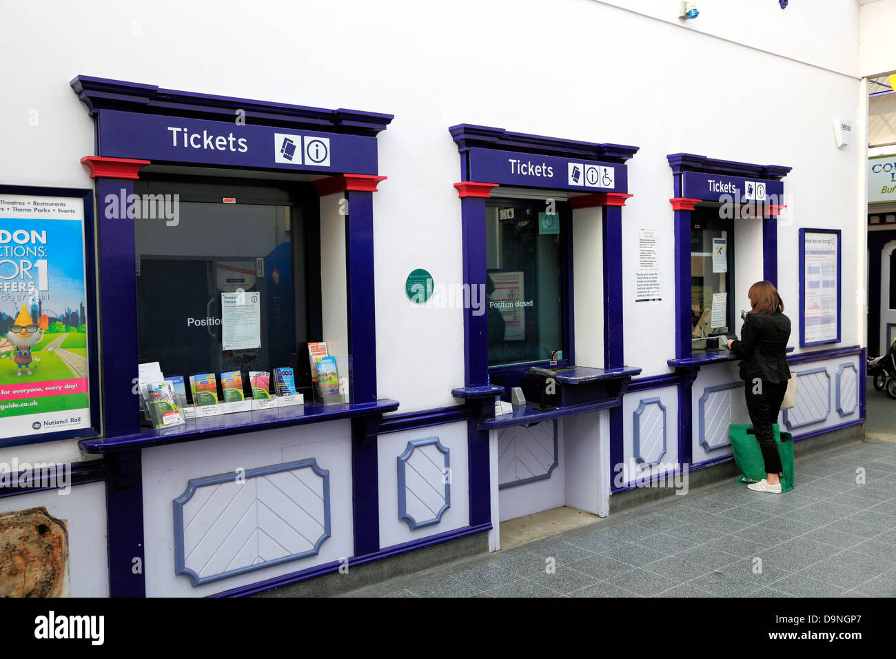 La gare de Kings Lynn, Norfolk, Angleterre, Royaume-Uni, English gares, réservation Hall, salles, billetterie, une jeune femme l'achat Banque D'Images