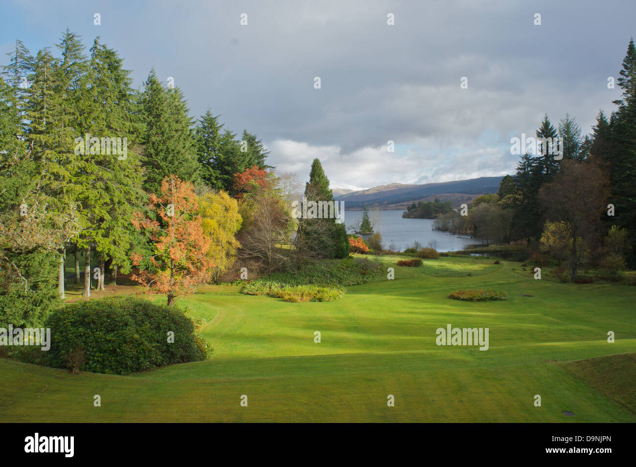 Vue sur le parc et le loch à partir de l''hôtel Ardanaiseig sur les rives du Loch Awe, Kilchrenan, Argyll, Scotland Banque D'Images