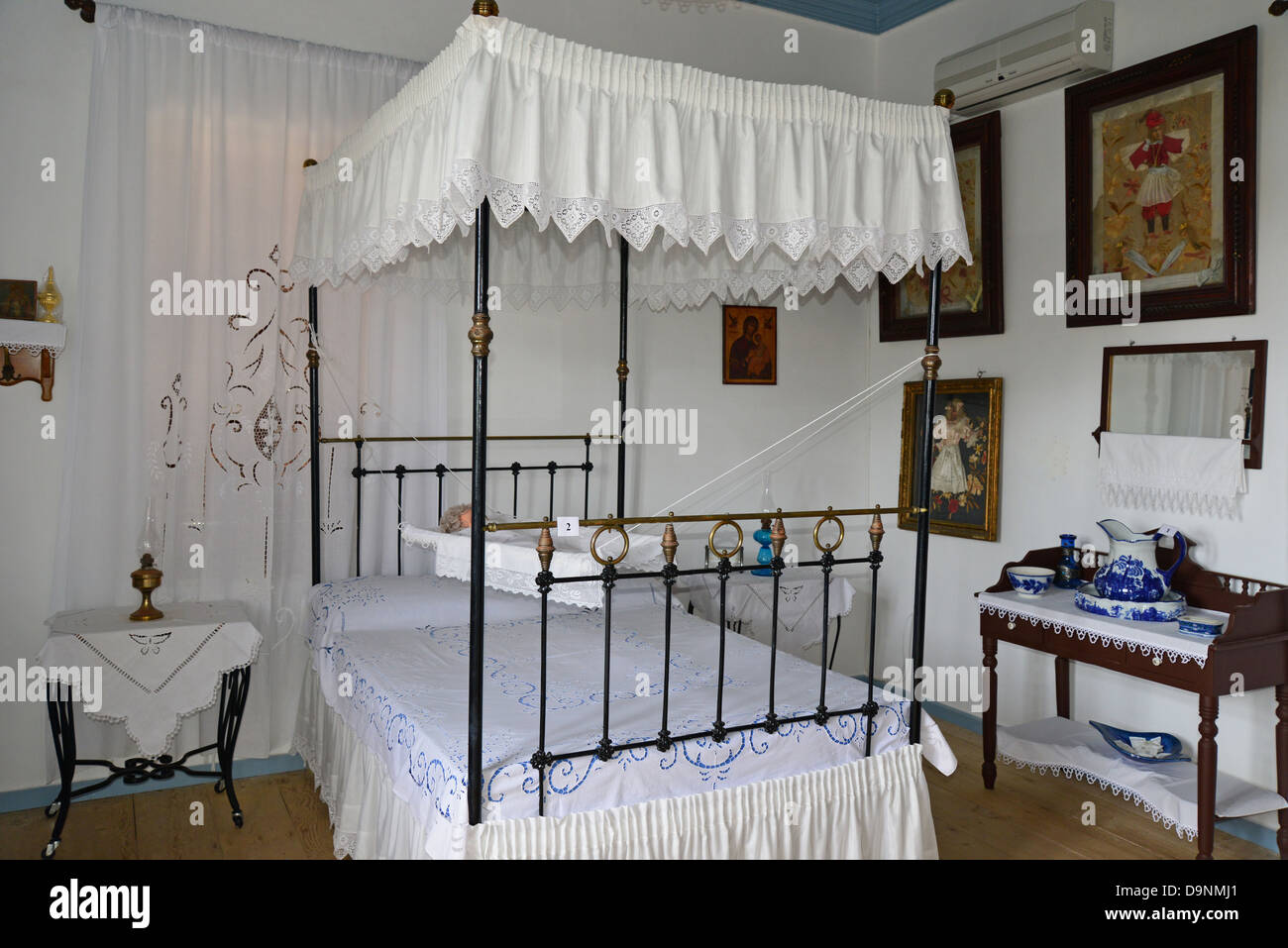 Chambre à coucher à la maison traditionnelle du Musée de Halki, Emporio, Halki, Rhodes (Rodos), région sud de la mer Egée, du Dodécanèse, Grèce Banque D'Images