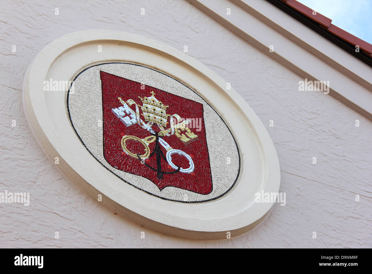 Image mosaïque d'un blason de l'évêque à la basilique de Marie, Reine de l'Univers, à Orlando, en Floride. Banque D'Images