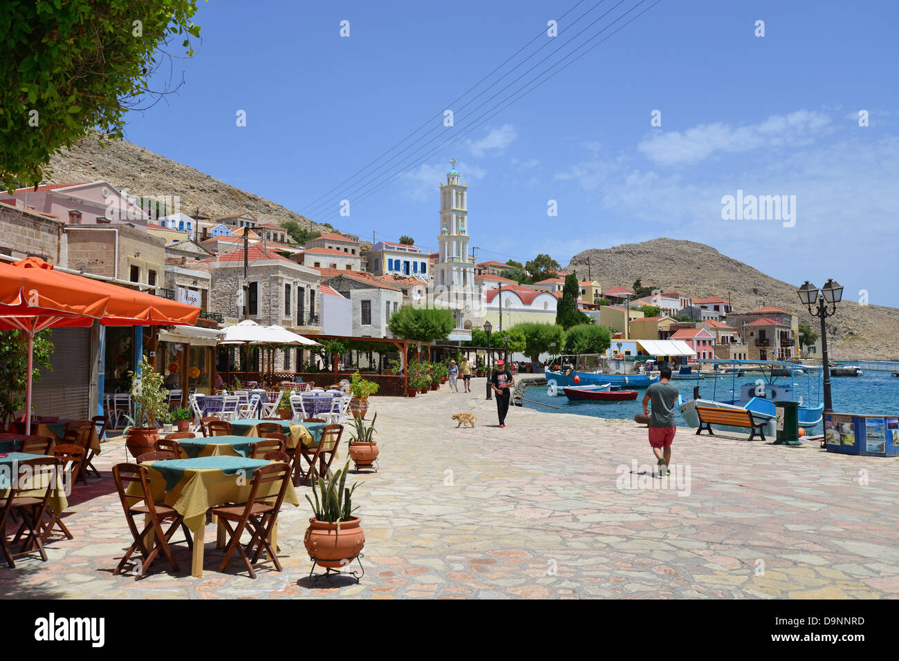 Waterfront, Port d'Emporio, Halki (Chalki), Rhodes (Rodos), région sud de la mer Egée, du Dodécanèse, Grèce Banque D'Images
