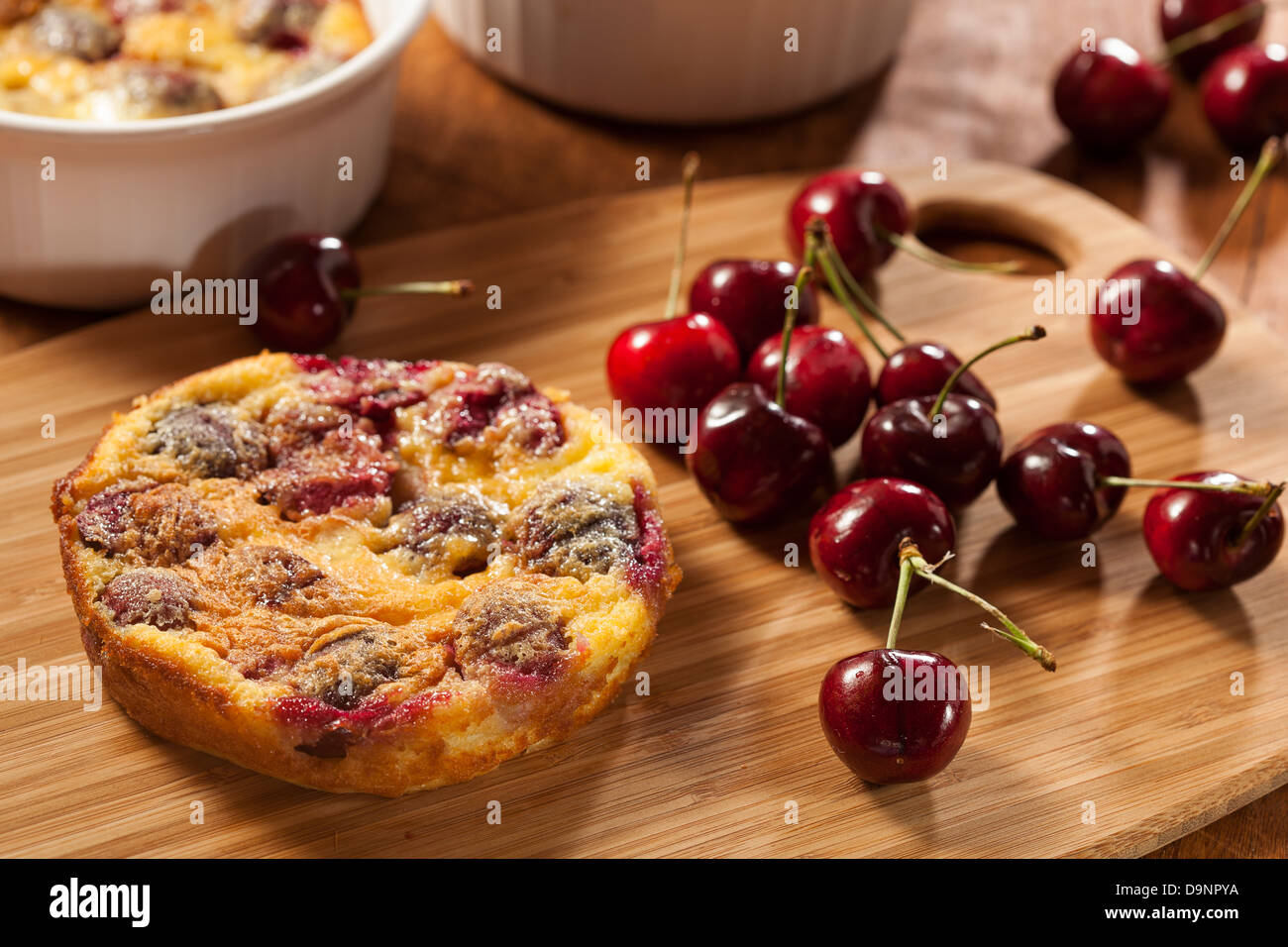 Cordonnier Cerise Bio faits maison le gâteau dans un plat de service unique Banque D'Images