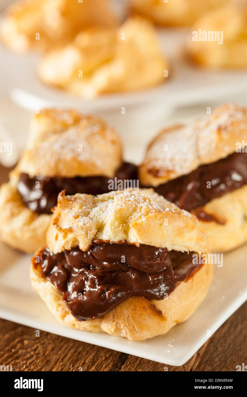 Profiteroles au chocolat maison contre un arrière-plan Banque D'Images