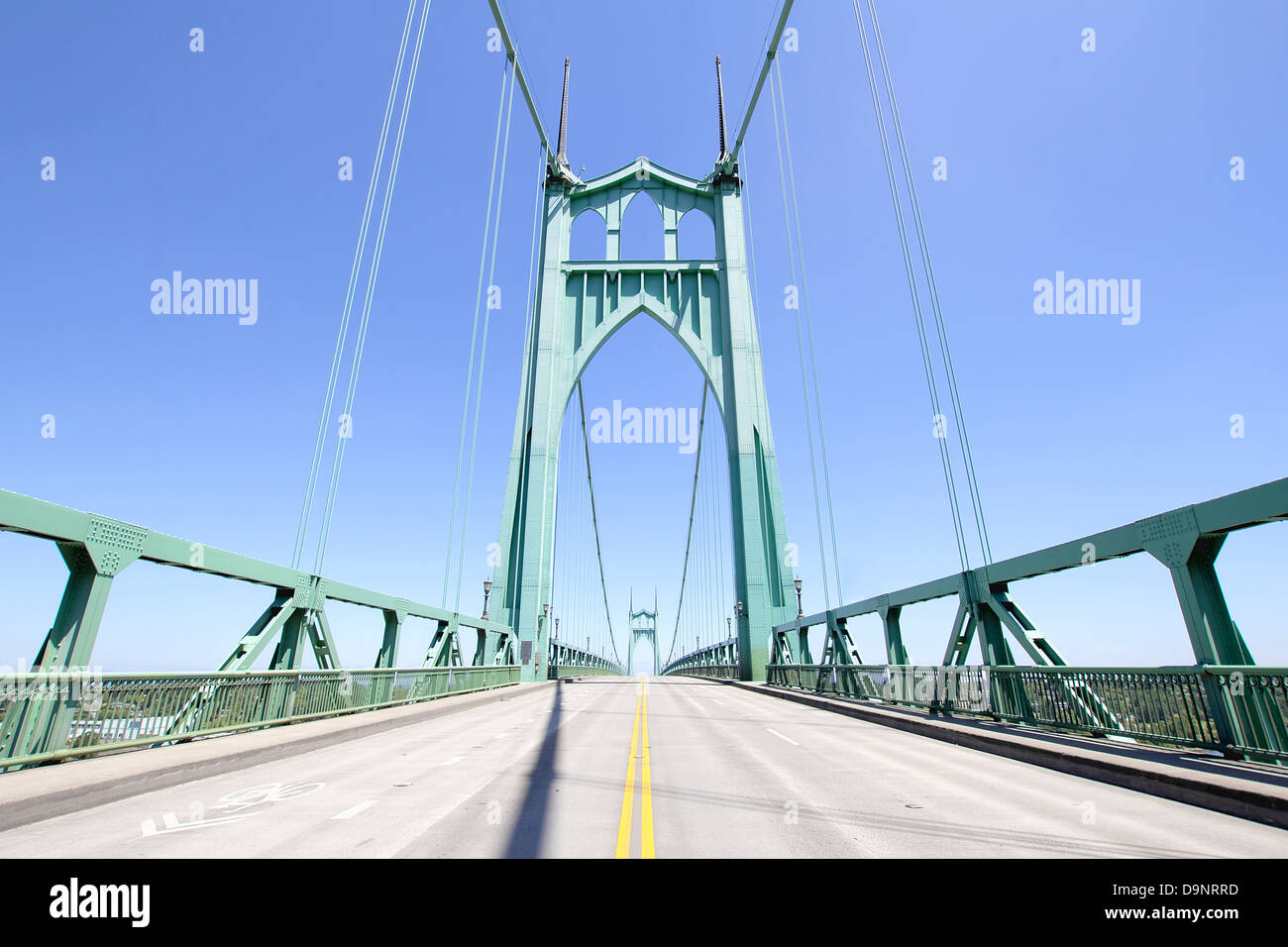 St John's Bridge contre Ciel bleu clair à partir du milieu de l'autoroute à Portland, Oregon Banque D'Images