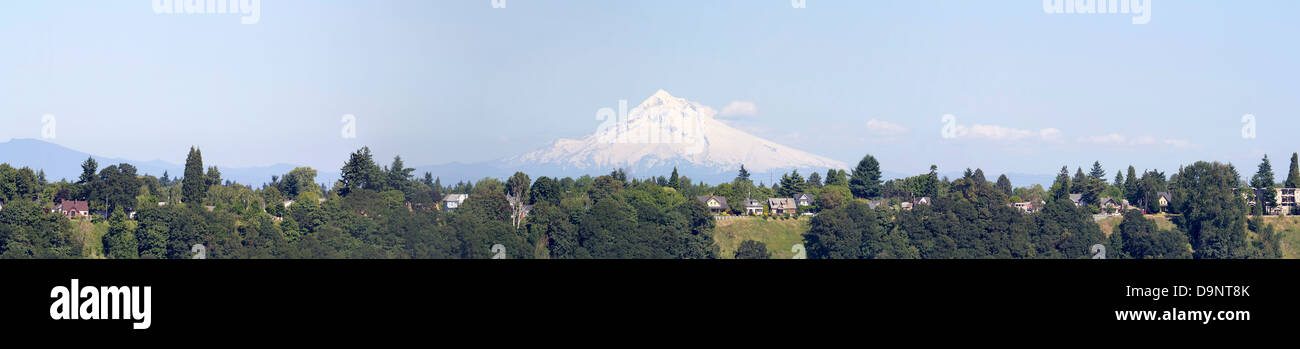 Mount Hood avec ciel bleu clair en milieu rural Panorama de l'Oregon Banque D'Images