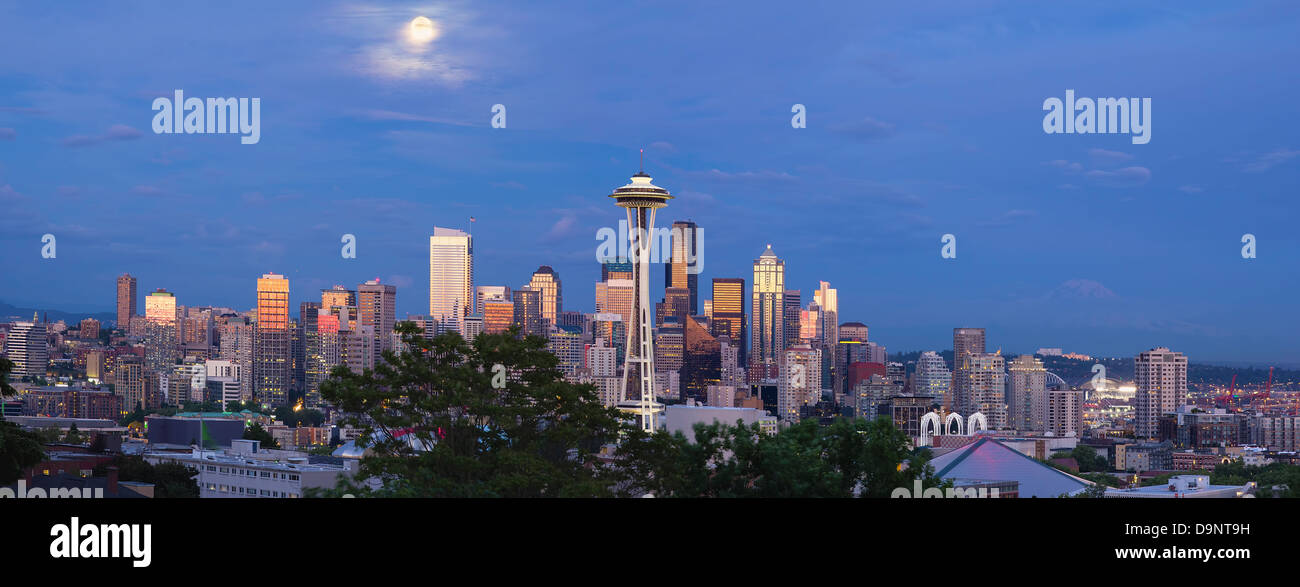 Pleine lune s'élève au-dessus de Seattle Washington Skyline at Blue Hour Panorama Banque D'Images