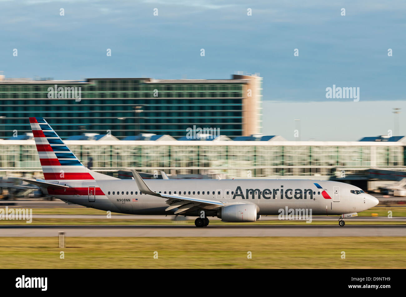 Un avion d'American Airlines (Boeing 737) dans les nouvelles couleurs. Banque D'Images