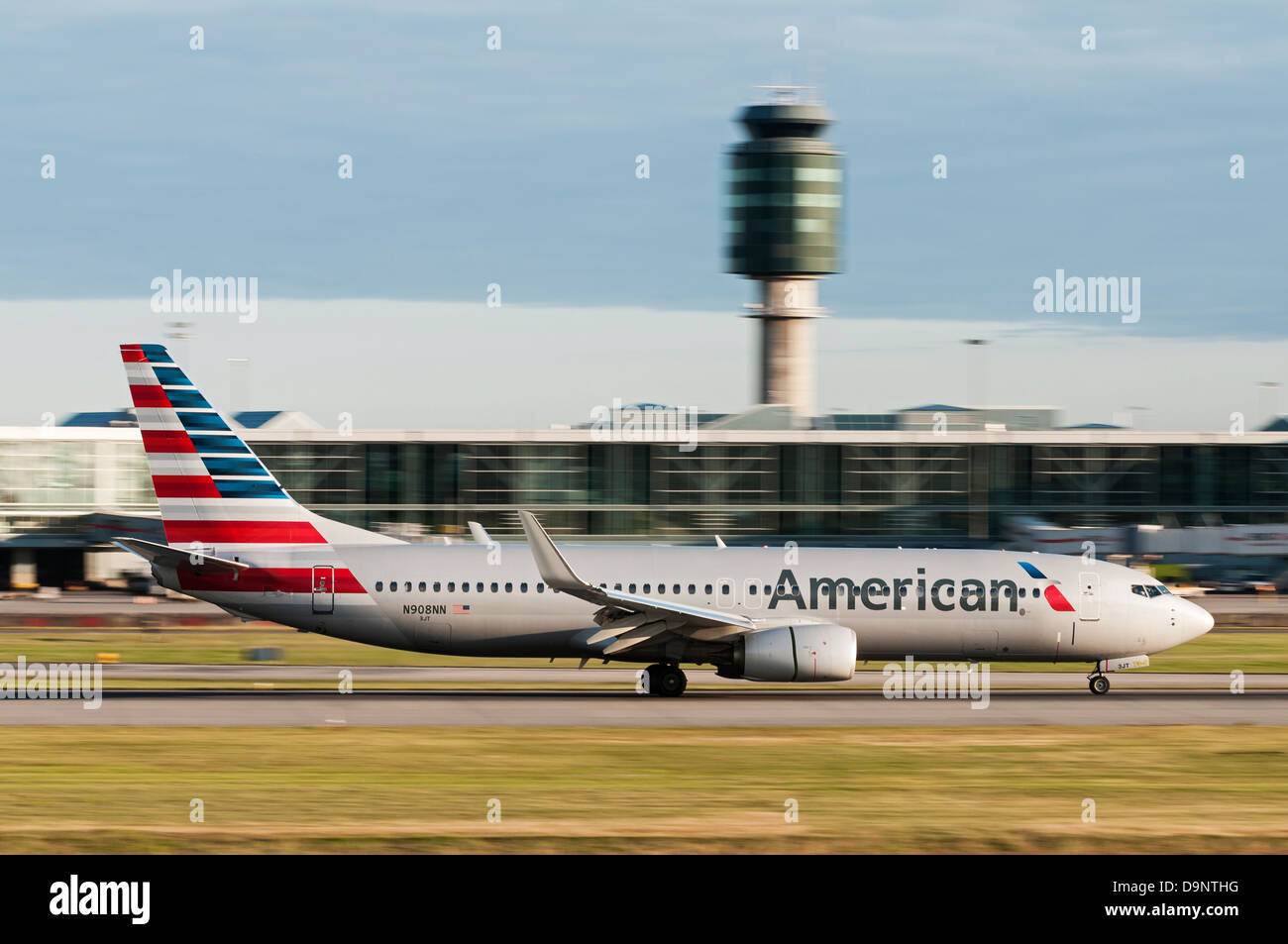 Un avion d'American Airlines (Boeing 737) dans les nouvelles couleurs. Banque D'Images