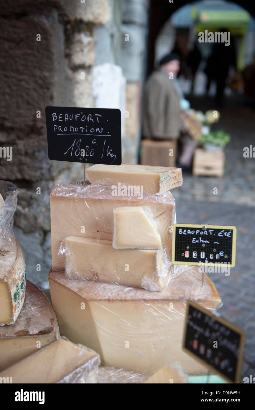 Vente de fromage de montagne Beaufort stand au marché de la vieille ville, Annecy, Haute-Savoie Banque D'Images