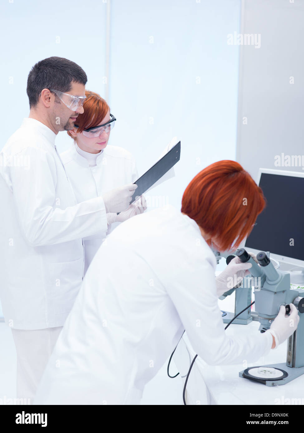 Portrait d'un homme dans un laboratoire de chimie et de proposer des hypothèses pour expliquer aux élèves et de superviser les expériences de laboratoire Banque D'Images