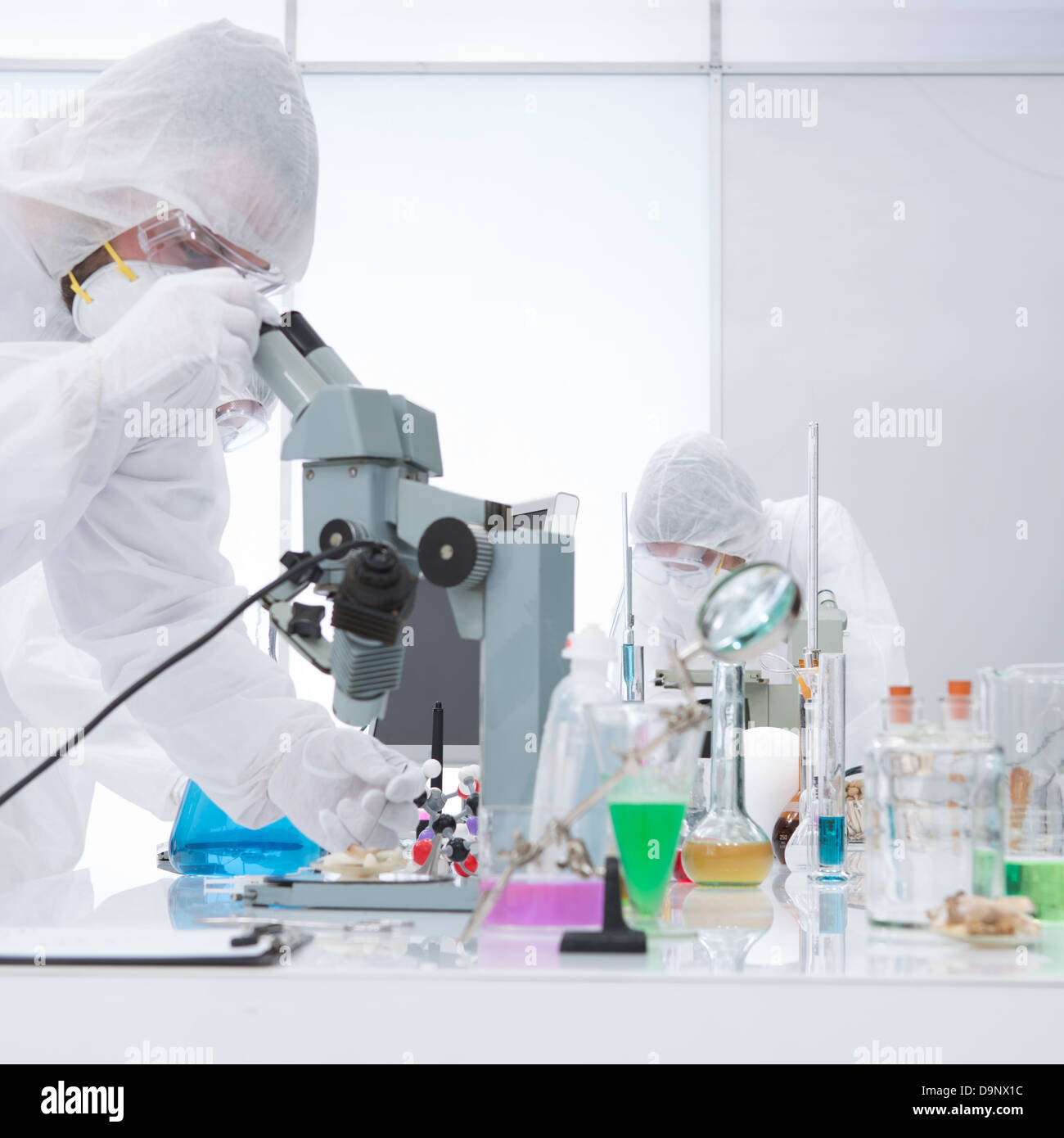 Close-up de personnes l'analyse et l'évaluation des molécules dans un  laboratoire de chimie à l'aide d'outils de laboratoire et des liquides  colorés sur une table de laboratoire Photo Stock - Alamy