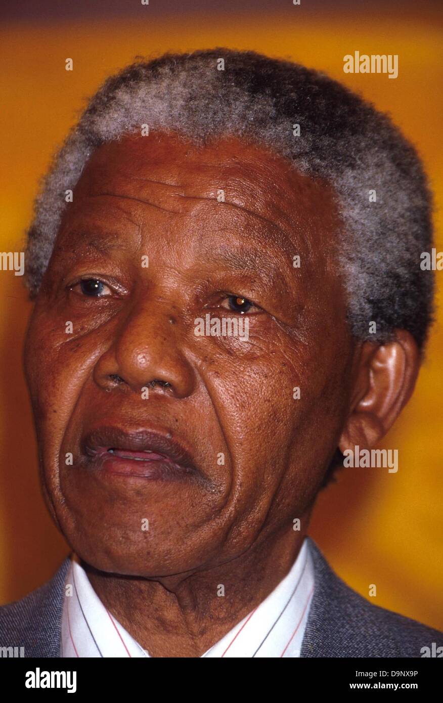 - Fichier - NELSON MANDELA (18 juillet 1918 - ) est un anti-apartheid en Afrique du Sud et homme politique révolutionnaire qui a servi comme président de l'Afrique du Sud de 1994 à 1999. Il a été le premier Noir africain du sud pour occuper la fonction, et le premier élu dans une élection multiraciale, pleinement représentatif. Sur la photo : Nelson Mandela en 1991. (Crédit Image : © Globe Photos/ZUMAPRESS.com) Banque D'Images