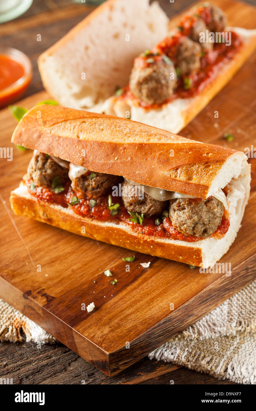 Des boulettes épicées sous Sandwich avec sauce marinara et fromage Banque D'Images