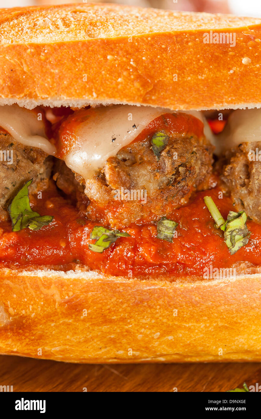Des boulettes épicées sous Sandwich avec sauce marinara et fromage Banque D'Images