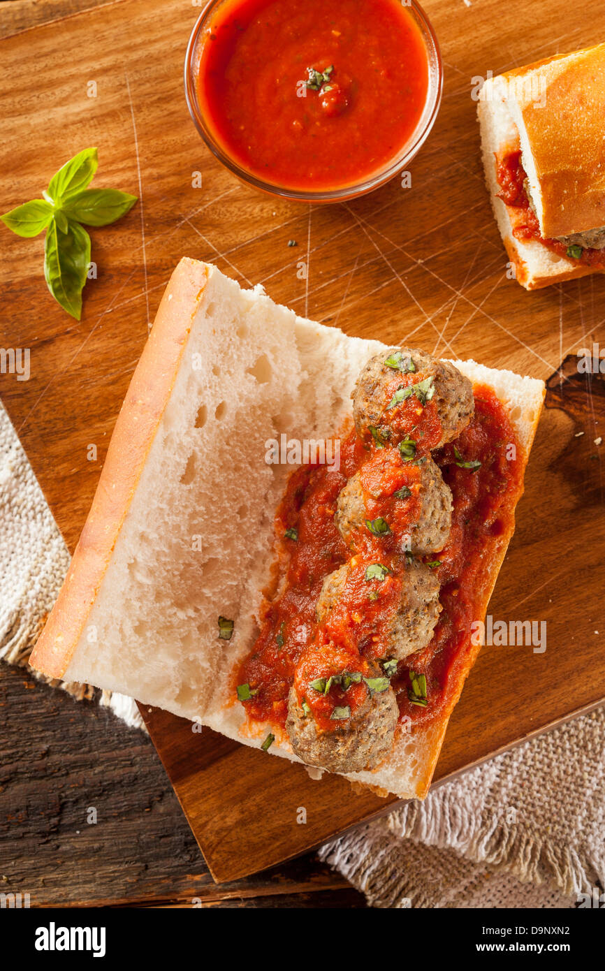 Des boulettes épicées sous Sandwich avec sauce marinara et fromage Banque D'Images