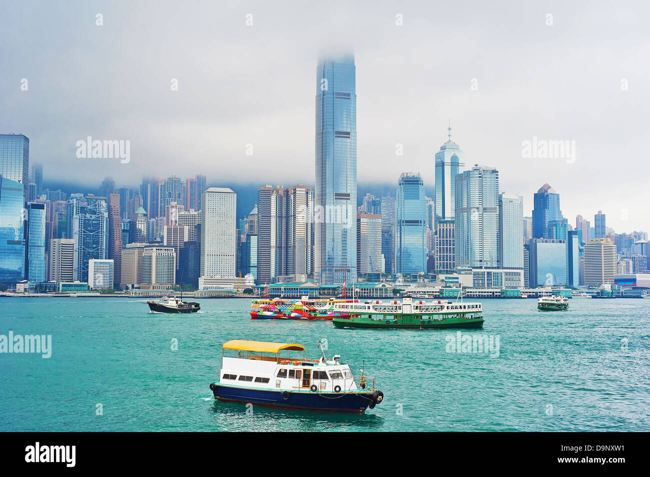 Beaucoup de navires dans le port de Victoria. Vue du quai de Kowloon. Hong Kong. Banque D'Images