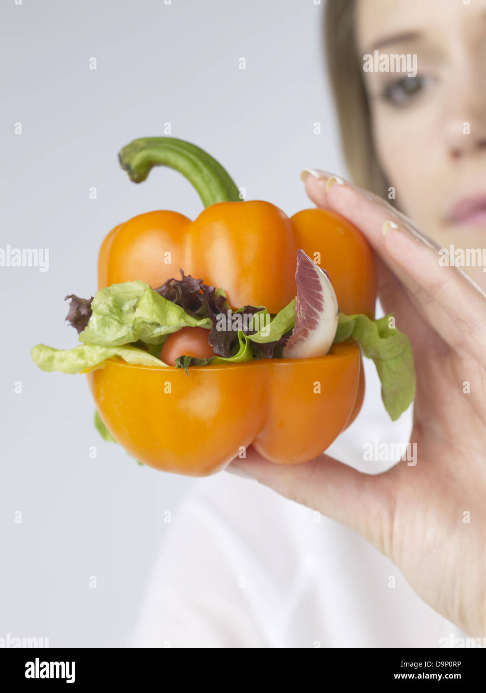 Femme avec légumes poivre-burger Banque D'Images