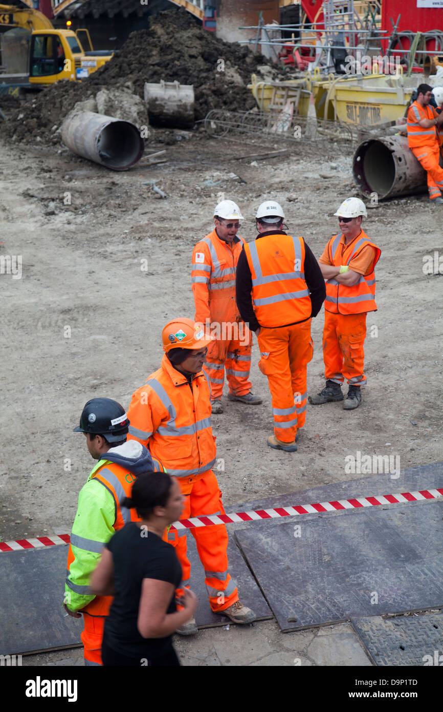 Bachy Soletanche Limited les travailleurs de la construction sur site sur Millbank par Vauxhall Bridge Road à Londres - Royaume-Uni Banque D'Images