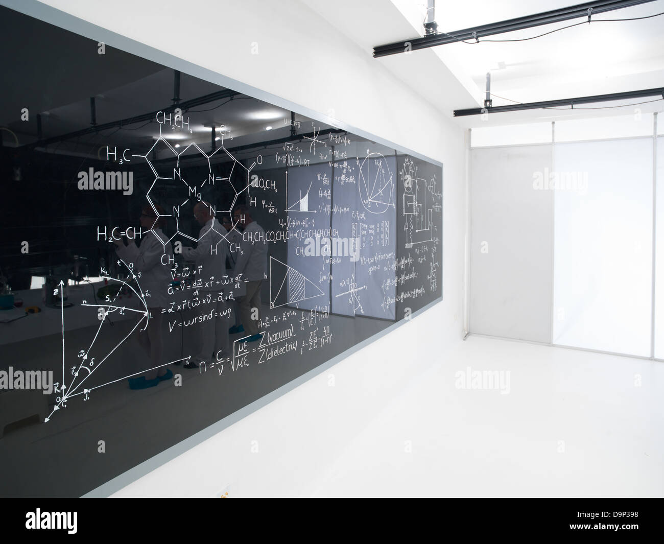 Vue latérale d'un tableau avec les formules dans un laboratoire de chimie Banque D'Images