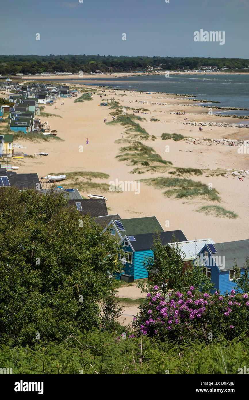 Des cabines de plage et la plage de Mudeford Spit, Christchurch Harbour, Dorset, England, UK. Banque D'Images