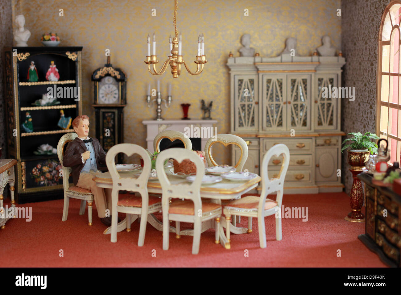 Intérieur de maison de poupées, poupées, accessoires, maison, modèle, replica, victorien, peu de personnes, de petits meubles, de la nourriture, cuisine, bibliothèque, poupées,miniaturisés. Banque D'Images