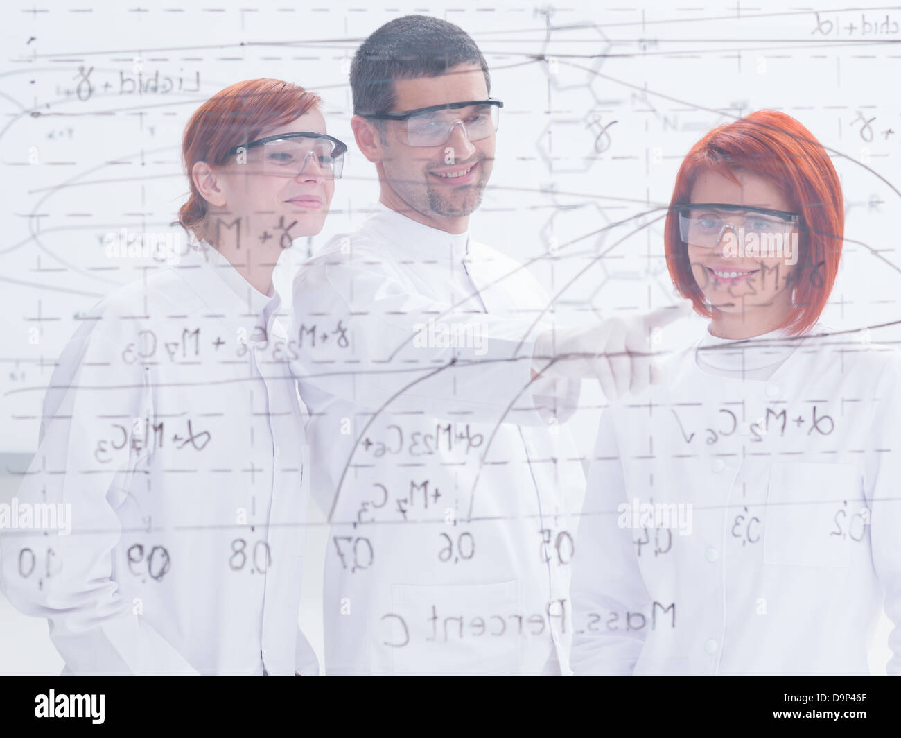 Close-up vu par la transparence conseil d'un professeur dans un laboratoire de chimie des formules de pointage pour son élève sur un transparent b Banque D'Images