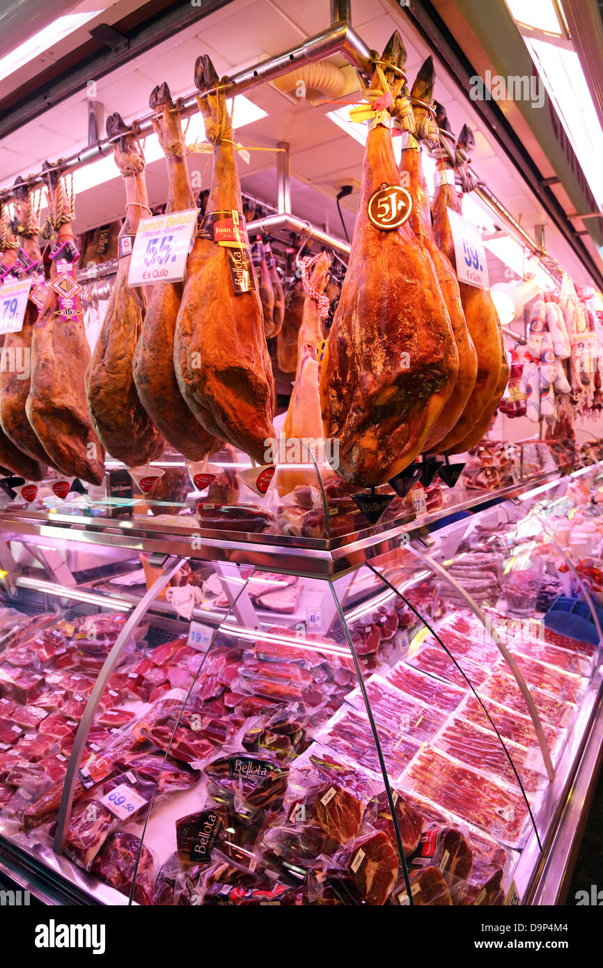 La viande et les étals de boucherie et des produits frais au marché La Boqueria de St Josep, Barcelone, Espagne Banque D'Images