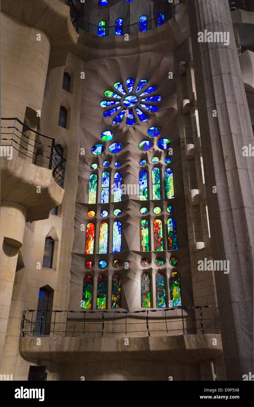 Vitraux, basilique de La Sagrada Familia, de l'intérieur, Barcelone, Espagne Banque D'Images