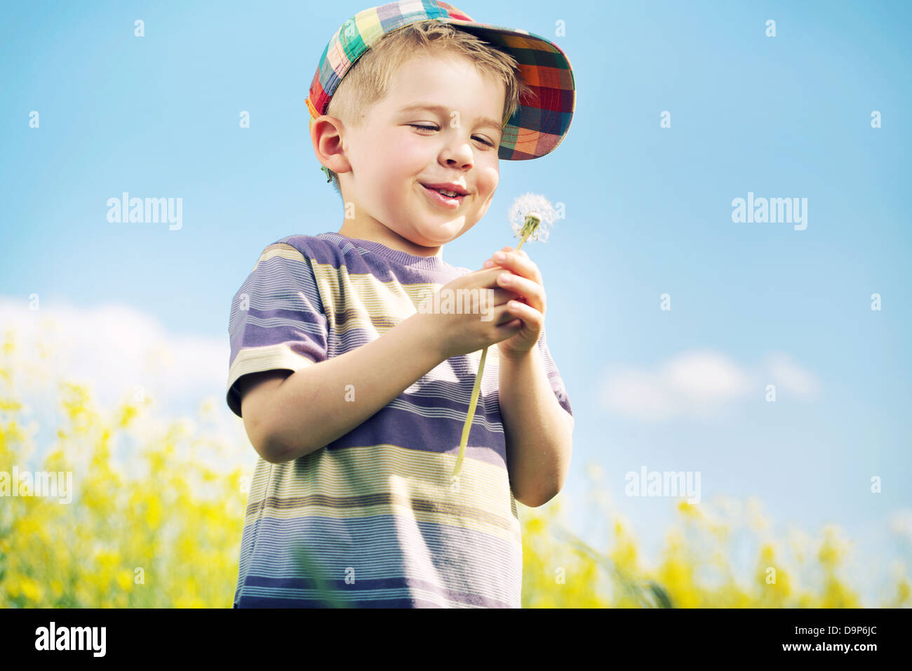 Rire kid transportant blow-ball dans ses mains Banque D'Images
