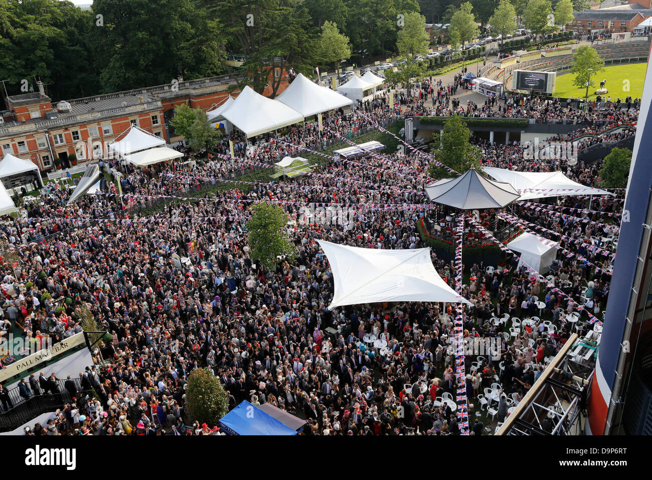 21.06.2013 - Ascot ; Impressions : Racegoers chanter autour du kiosque à musique. Credit : Lajos-Eric turfstock.com/Balogh Banque D'Images