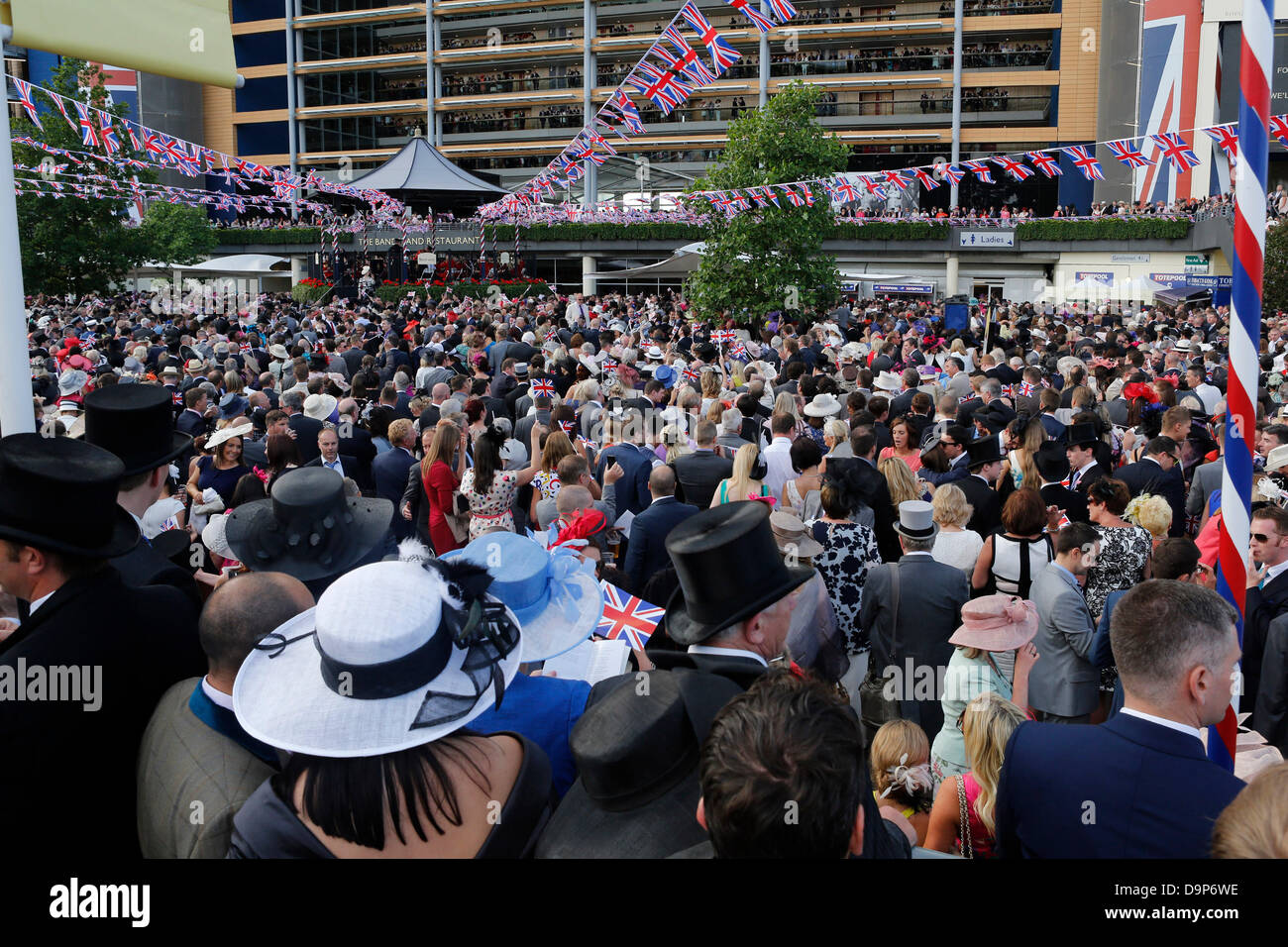 21.06.2013 - Ascot ; Impressions : Racegoers chanter autour du kiosque à musique. Credit : Lajos-Eric turfstock.com/Balogh Banque D'Images