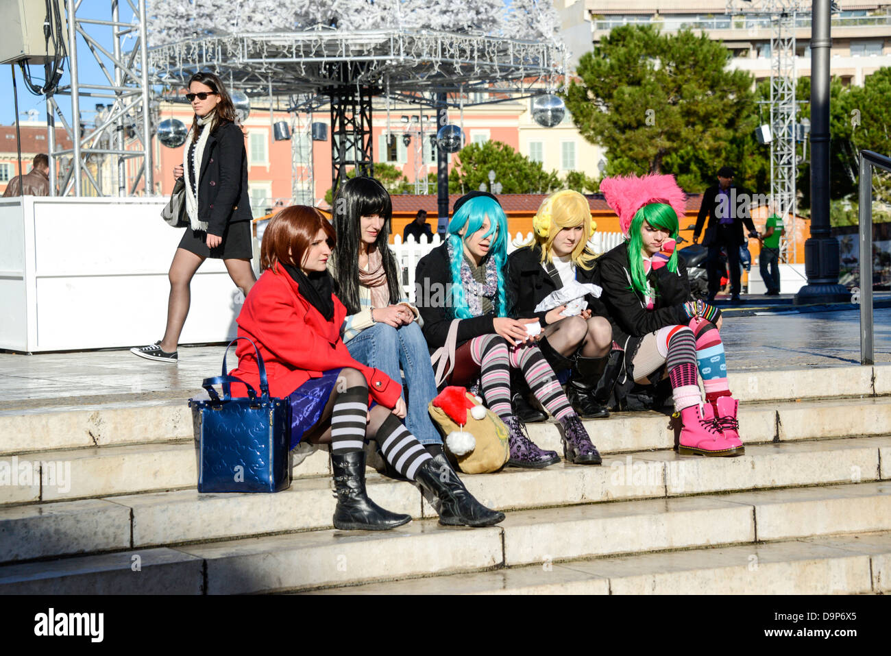 Les jeunes filles habillé en punk rock avec des perruques multicolores à Nice France Banque D'Images