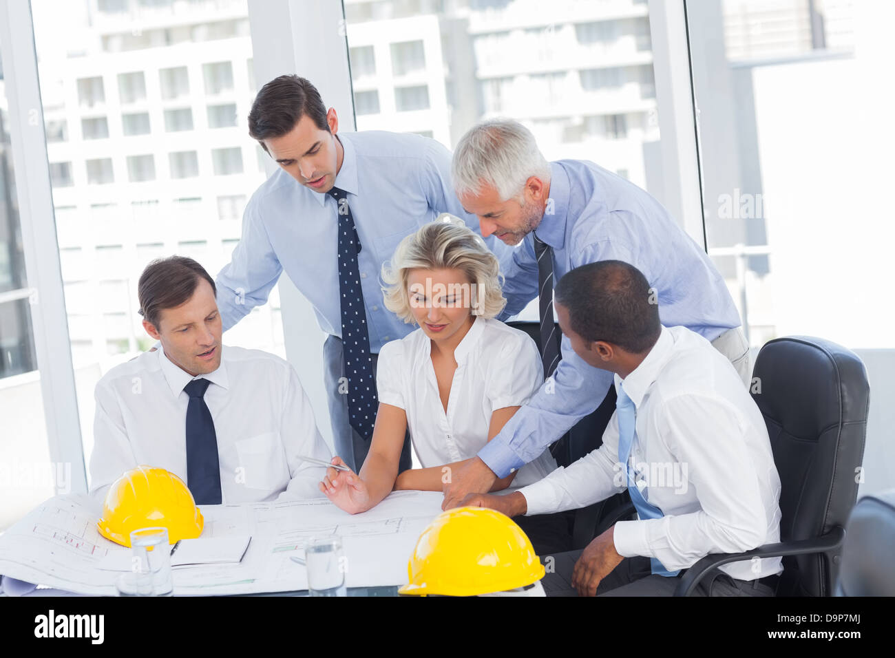 Architectes travaillant sur plan de construction Banque D'Images