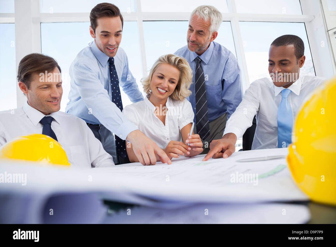 Les gens rire et travailler sur le plan de la construction Banque D'Images