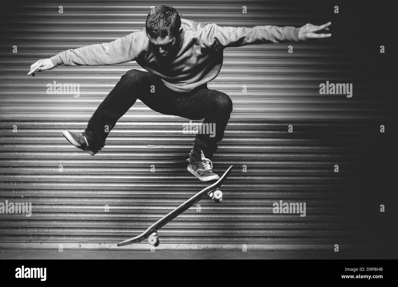 La planche au milieu de l'ollie Banque D'Images