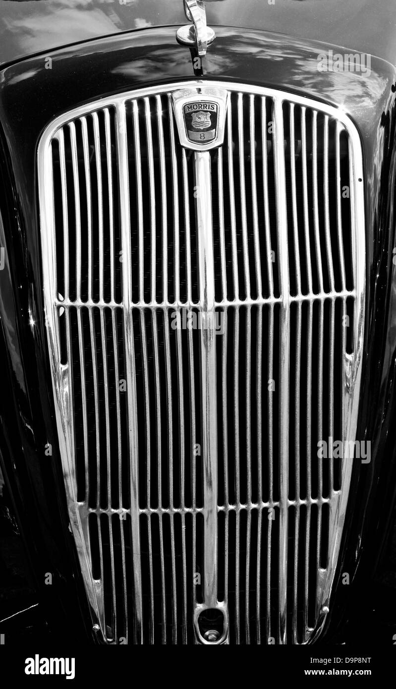 1948 Morris 8 E Série 2 Berline porte un insigne marque logo marque motif grille avant et le radiateur Banque D'Images