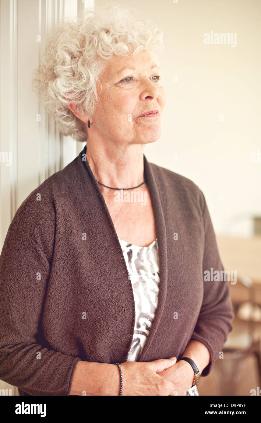 Senior woman looking away et penser à quelque chose Banque D'Images