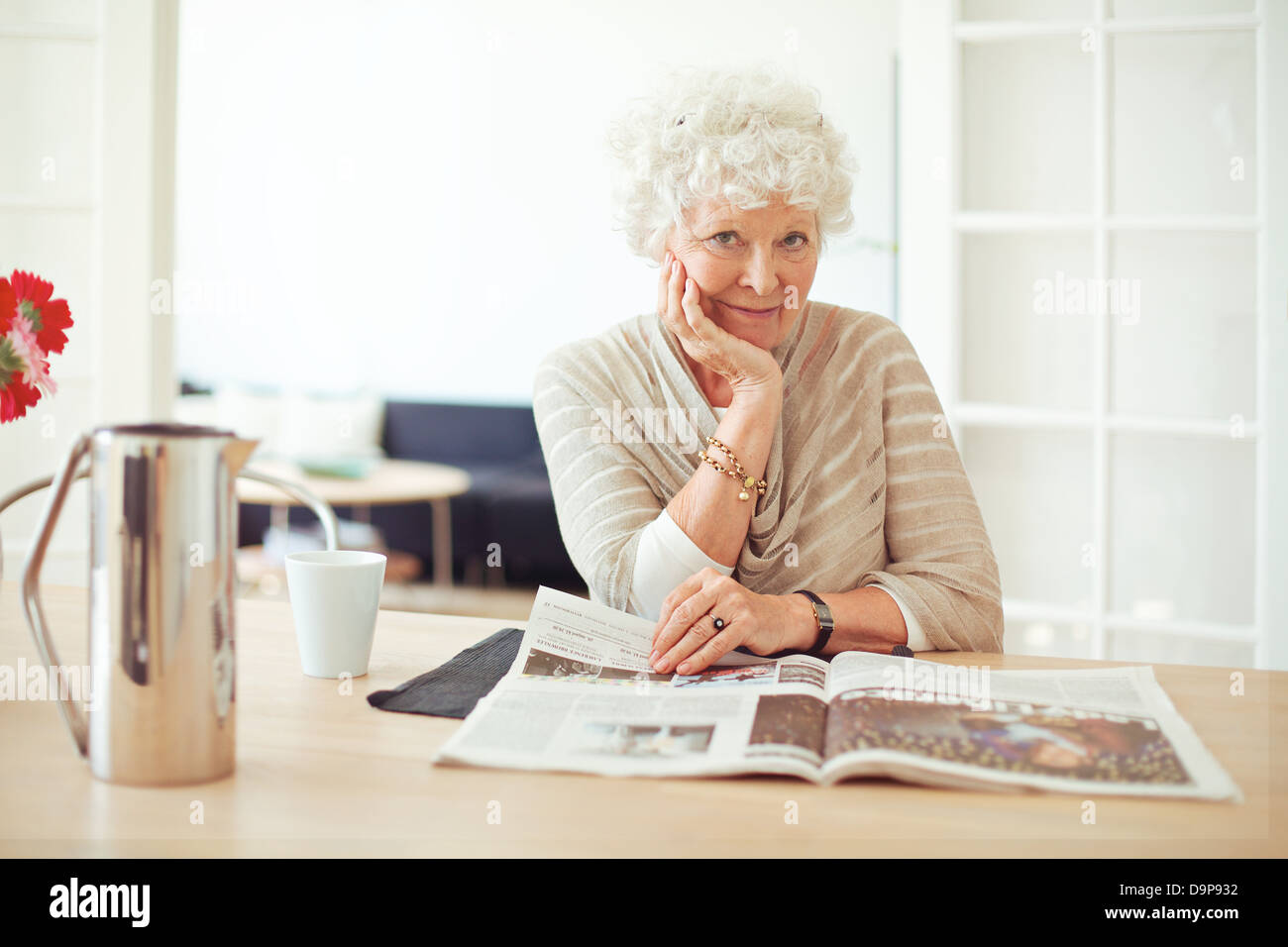 Portrait d'une élégante vieille femme à la lecture d'un magazine Banque D'Images