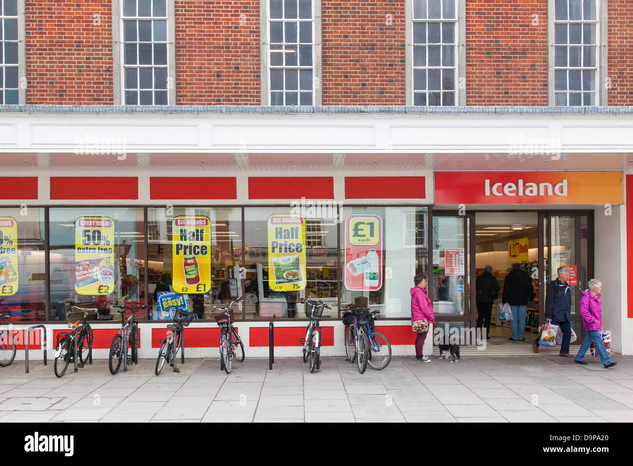 Une sortie shopping Islande supermarché dans Chichester avec des vélos garés devant. Banque D'Images